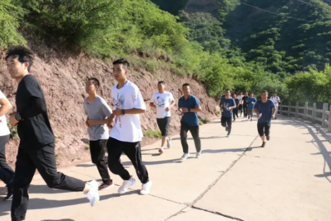 助力文旅市场 展示产投风采——乐鱼·体育页面官方网站-乐鱼online(中国)
组织开展员工登山比赛活动(图3)