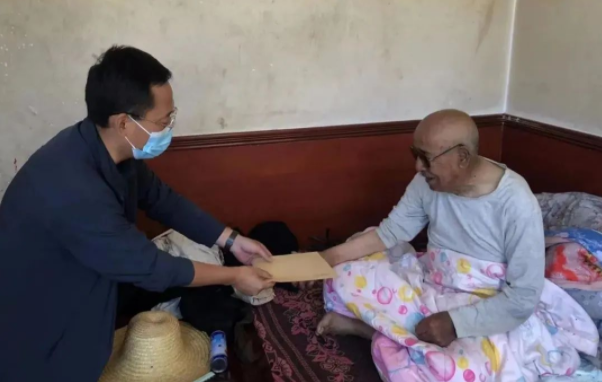 乐鱼·体育页面官方网站-乐鱼online(中国)
赴帮扶村对接工作并慰问困难党员(图2)